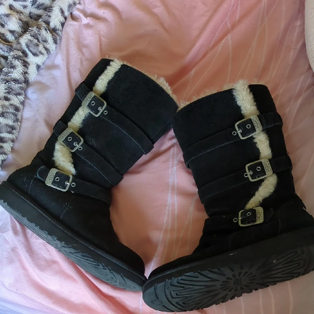 UGG Black and Cream Fur-Lined Buckle Boots 4 Kids Youth / 6 Women - Picture 1 of 6